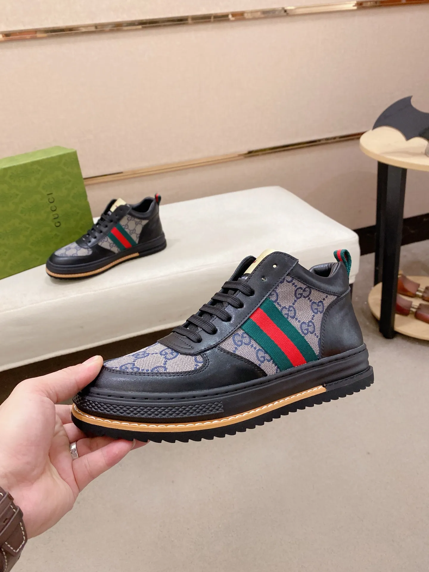 Men's shoes 💰 440 💰 High-quality new high-top GUCCI counters are on the market at the same time. The new men's shoes, 😘fabrics are selected imported cowhide, lining: sheepskin lining. 👍🏿 High-end ☄️ air-cushion molded anti-slip rubber outsole, exquisite lines, simple and elegant, comfortable and high-end for leisure travel. Code number: 38 to 44 (45 can be customized and cannot be returned or exchanged)